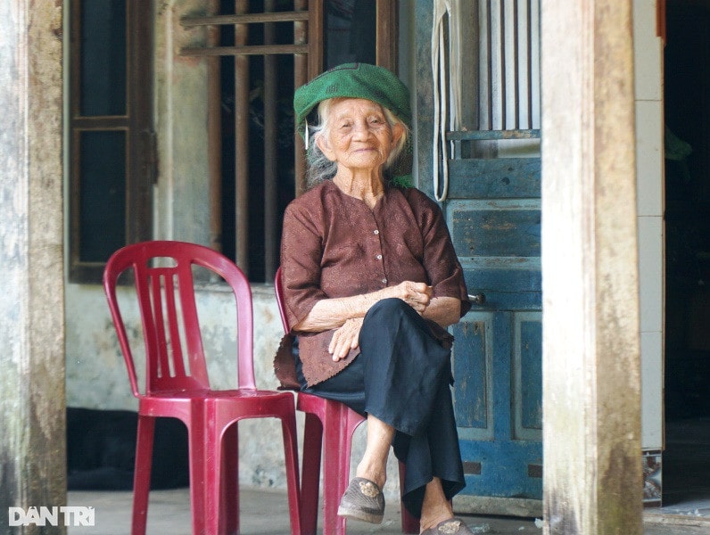 Viết một đoạn văn khoảng 5 câu tả ngoại hình của một cụ già