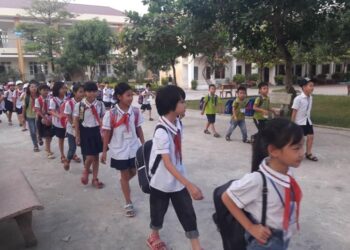 Tả quang cảnh trường em lúc tan học