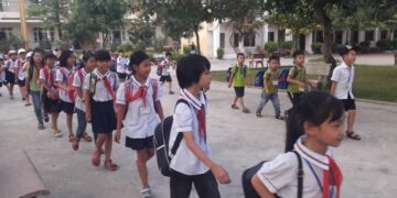 Tả quang cảnh trường em lúc tan học