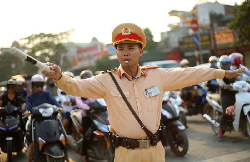 Viết bài văn Tả một người lao động đang làm việc lớp 5 - chú công an