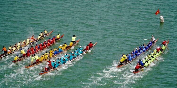 Viết đoạn văn thể hiện tình cảm cảm xúc về một lễ hội của quê hương em lớp 5