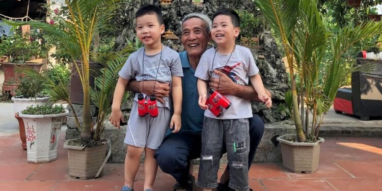 Viết bài văn biểu cảm về ông ngắn gọn lớp 7 3 mẫu