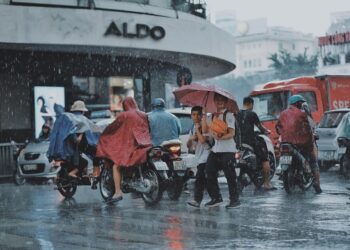 20+ Mở bài tả cơn mưa lớp 5 gián tiếp hay nhất, ấn tượng