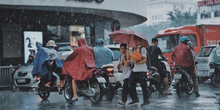 20+ Mở bài tả cơn mưa lớp 5 gián tiếp hay nhất, ấn tượng