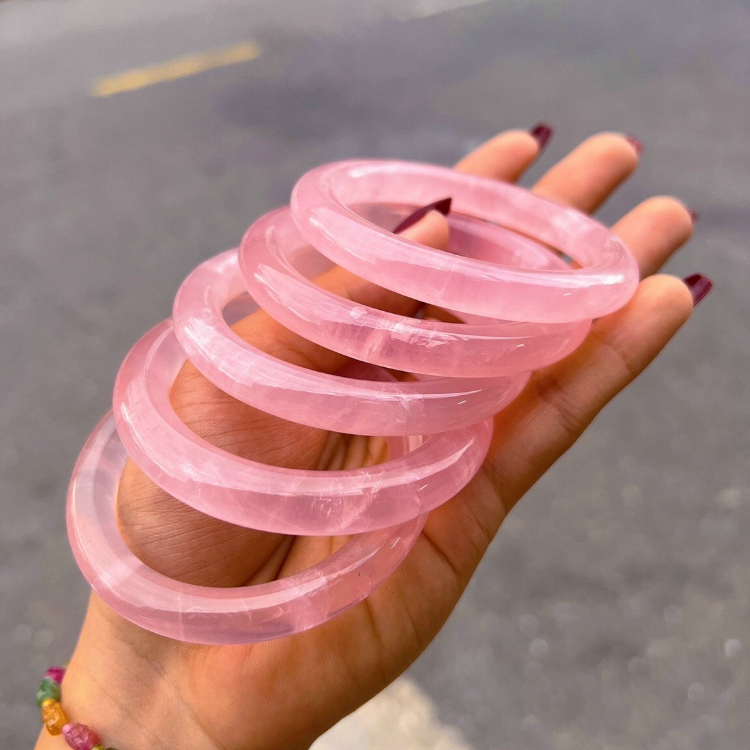 Vòng thạch anh hồng đem lại may mắn cho Bính Tuất 2006