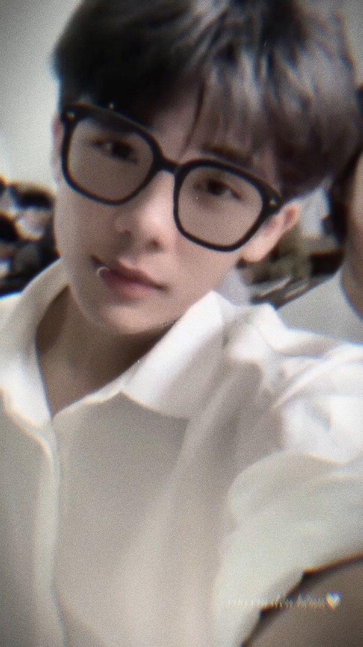 Hình trai đẹp 2k9 luôn khiến người xem bất ngờ với nét tinh nghịch tự nhiên