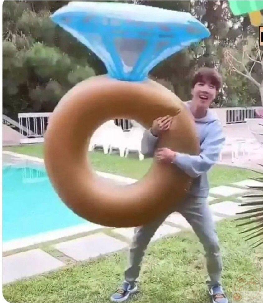 Cách biến lời cầu hôn nghiêm túc thành chi tiết gây cười đang được yêu thích