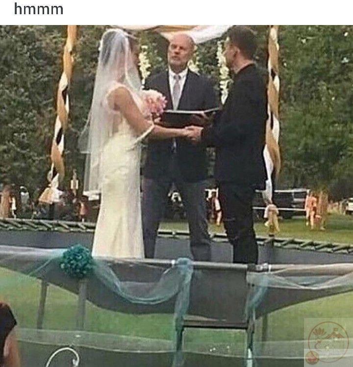 Một khoảnh khắc cô dâu chú rể chế lại khiến bài đăng trở thành tâm điểm chú ý