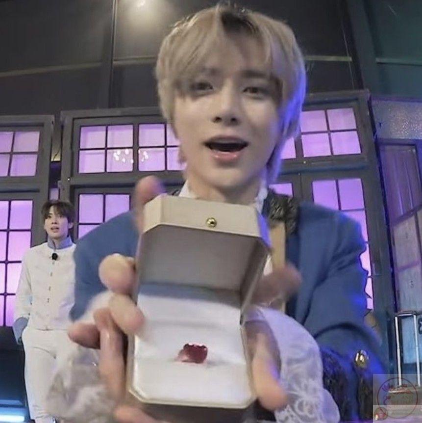 Một đoạn hội thoại chế thêm hình cầu hôn khiến bạn bè không nhịn được cười