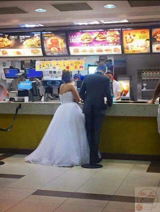 Một loạt ảnh chế đám cưới giúp không khí trò chuyện trong group thêm phần náo nhiệt