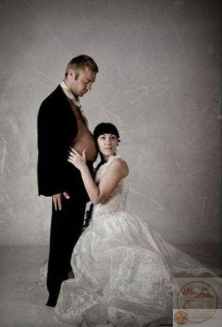 Những bức ảnh cưới chế thường được dùng để kể lại câu chuyện tình yêu hài hước