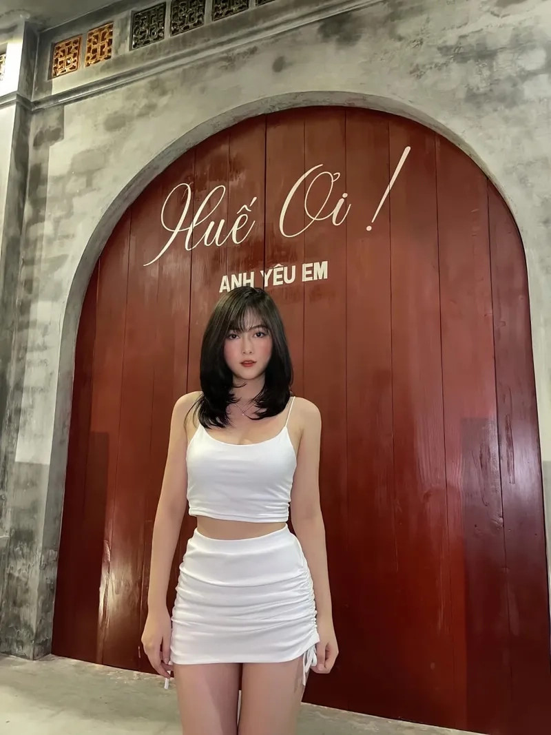 Ảnh nữ sinh dễ thương với nụ cười rạng rỡ, toát lên vẻ đẹp trong sáng và hồn nhiên của tuổi học trò.