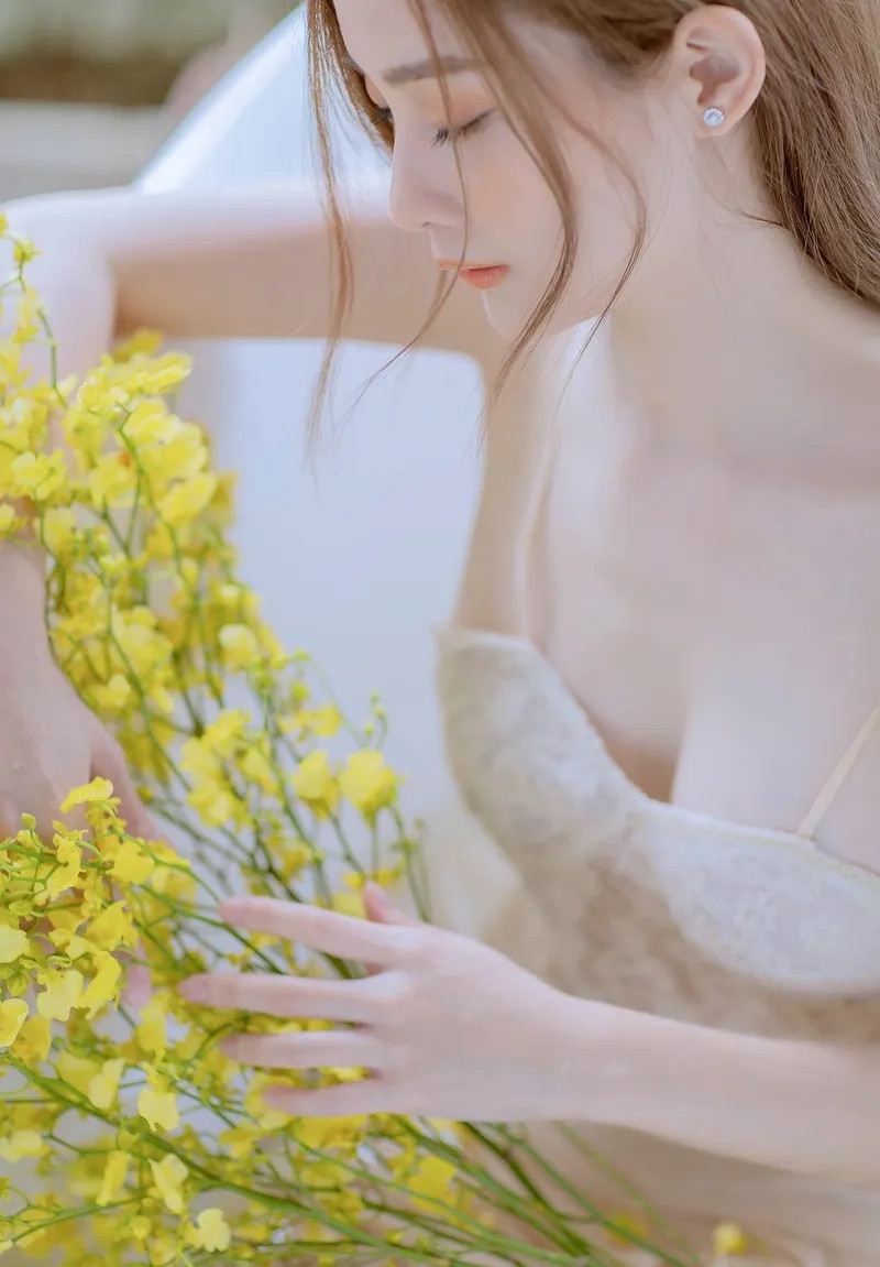 Hình ảnh một cô gái đáng yêu che mặt, tạo nên vẻ đẹp bí ẩn và đầy lôi cuốn.