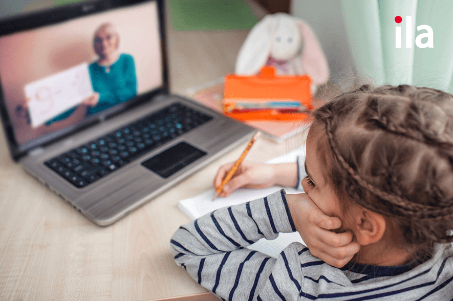 Bé học trên máy tính.