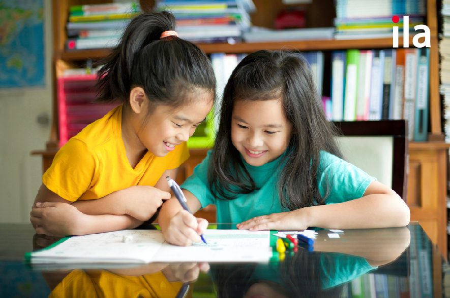 Bé đọc sách toán.