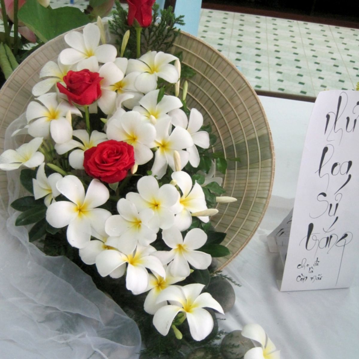 Cách cắm hoa 8/3 chủ đề người phụ nữ lặng thầm