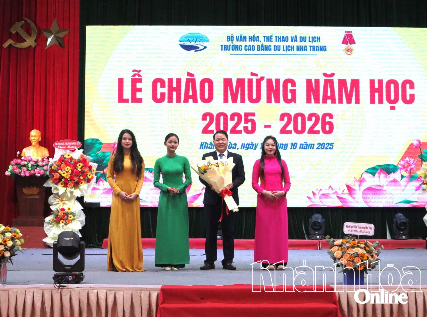 Trường Cao đẳng Du lịch Nha Trang tổ chức lễ chào mừng năm học 2025 - 2026 và đón hơn 1.000 tân sinh viên