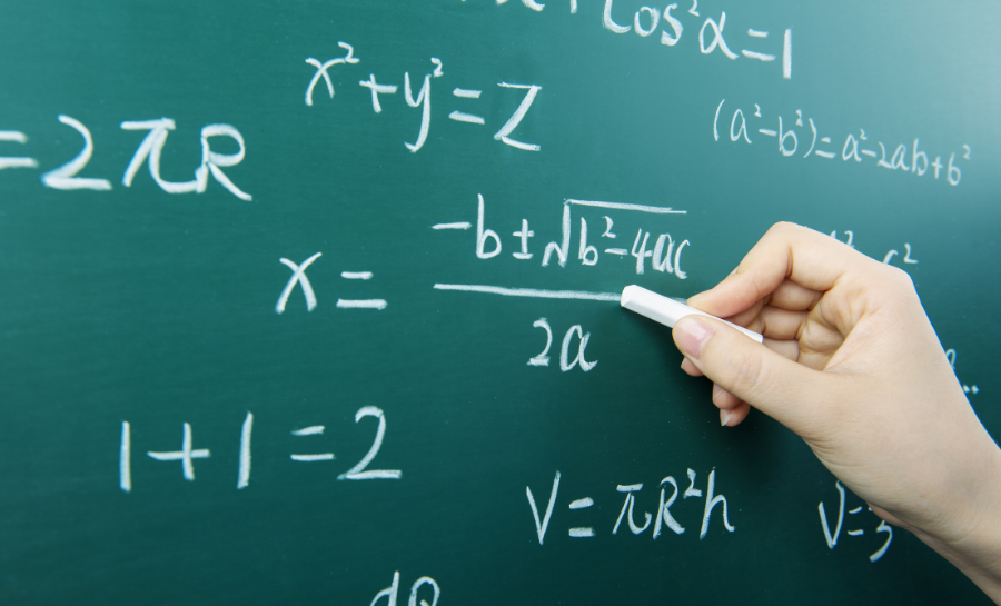 Chương trình toán 11 tại Canada tập trung vào hàm số mũ phức tạp