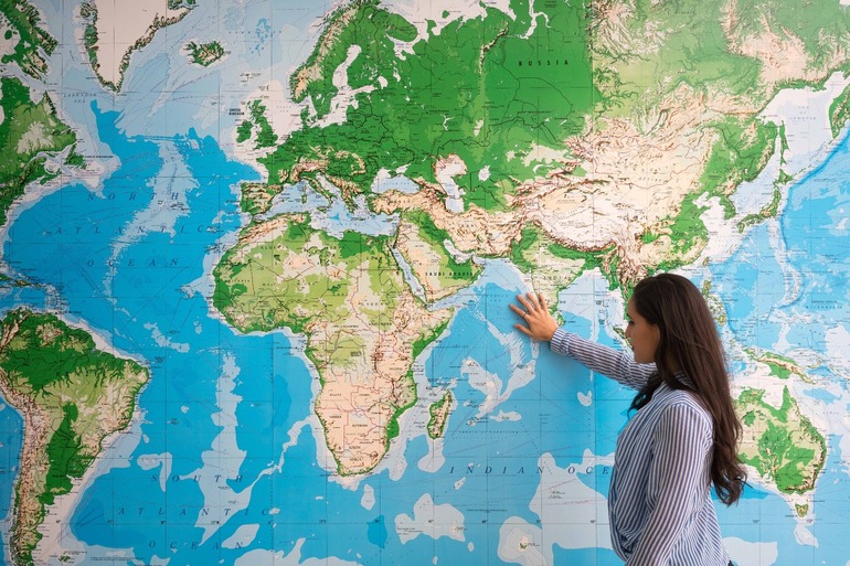 d10 toan dia ly tieng anh 1