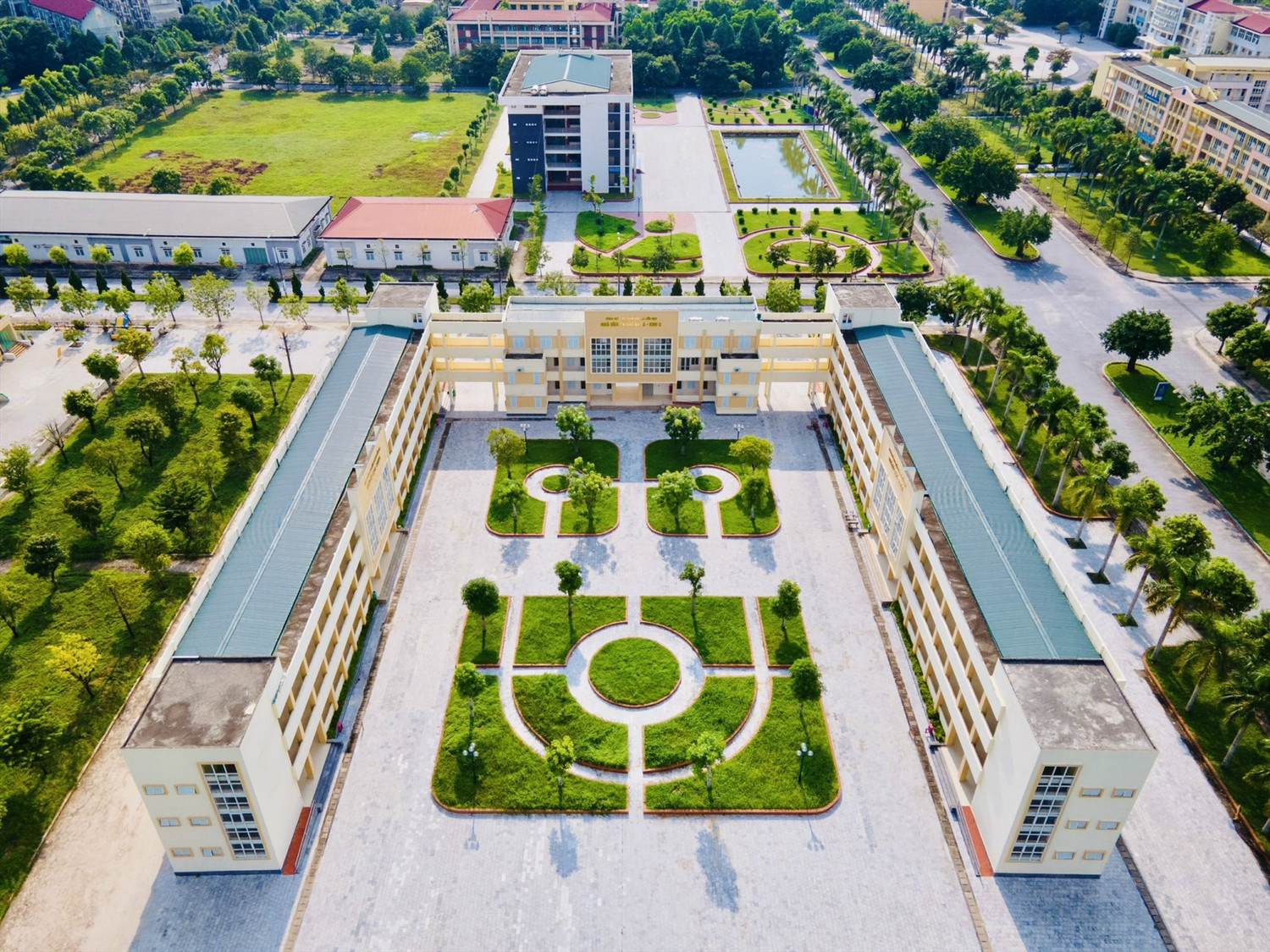 Khuôn viên Trường Tiểu học, THCS&amp;THPT Hồng Đức. Ảnh: NT