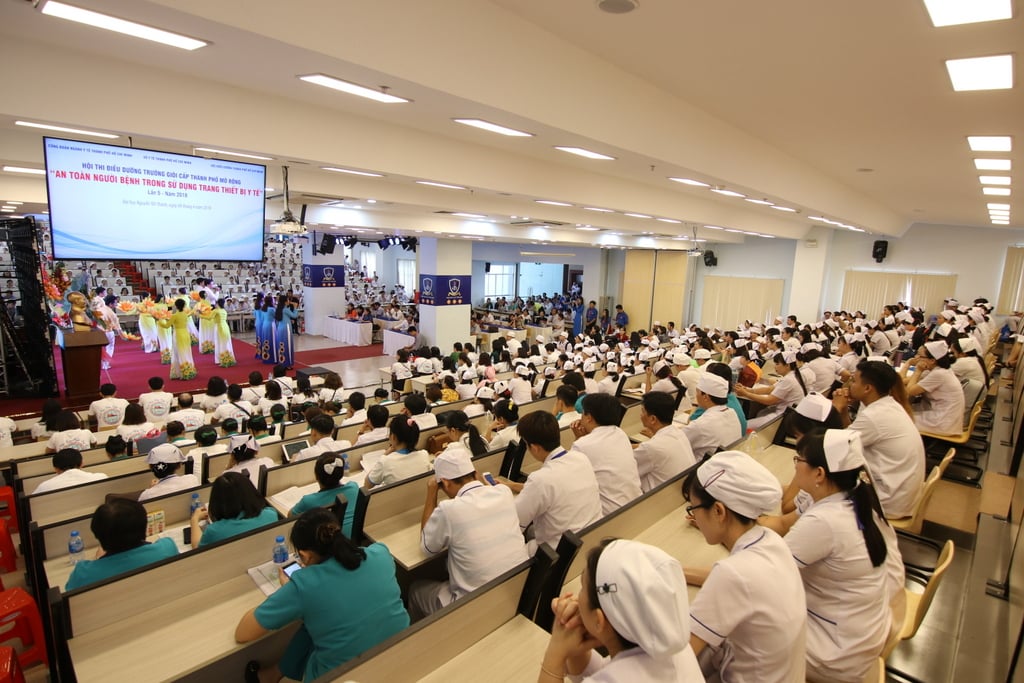 dai hoc nguyen tat thanh quan 12 2