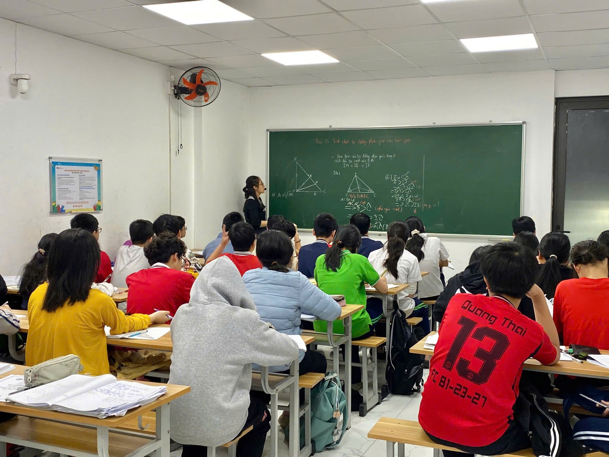 Không khí học tập nghiêm túc tại lớp học của MathExpress