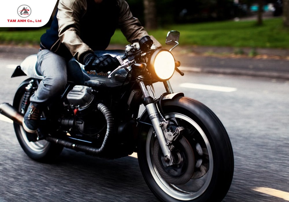 Nên di chuyển bằng đèn cốt để đảm bảo đủ sáng và không làm lóa mắt người đi ngược chiều