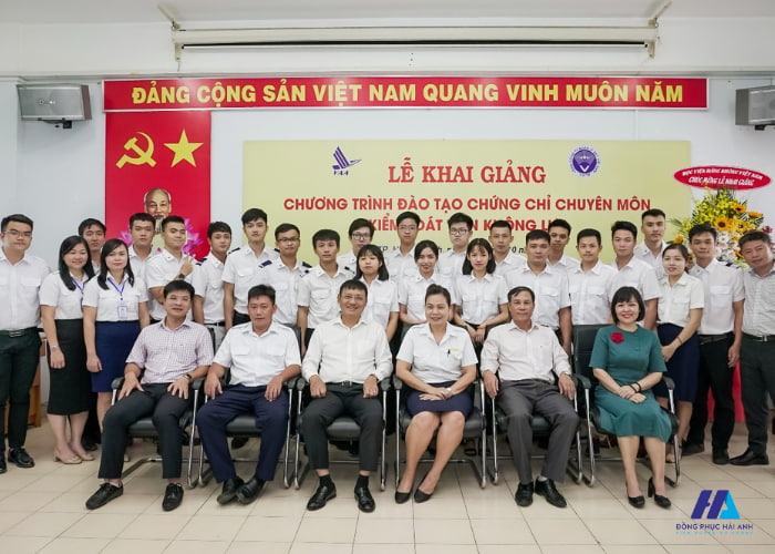 đồng phục giảng viên học viện hàng không VAA luôn được chú ý và chau chuốt