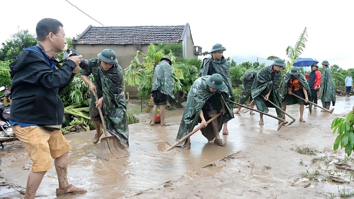 Hình ảnh chú bộ đội dọn dẹp bùn đất