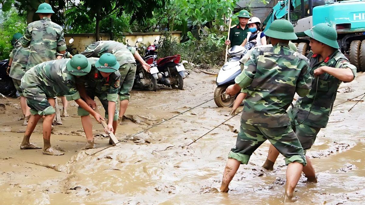 Hình ảnh chú bộ đội tìm kiếm đồ thất lạc