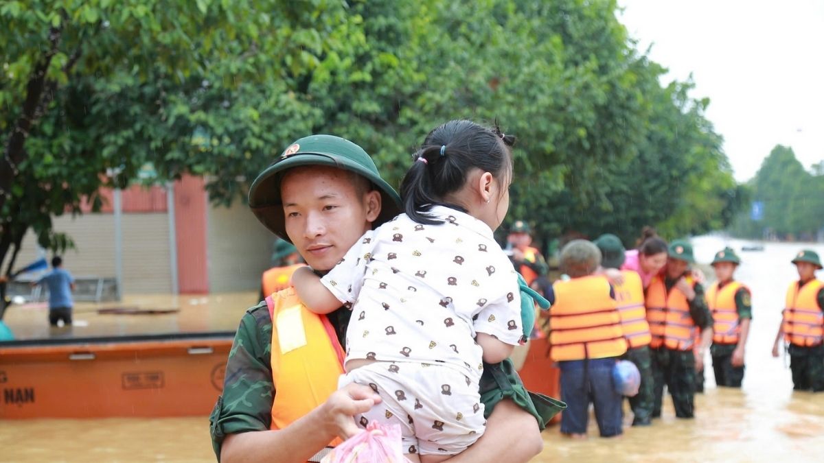 Hình ảnh chú bộ đội bế cháu gái cực ấm áp