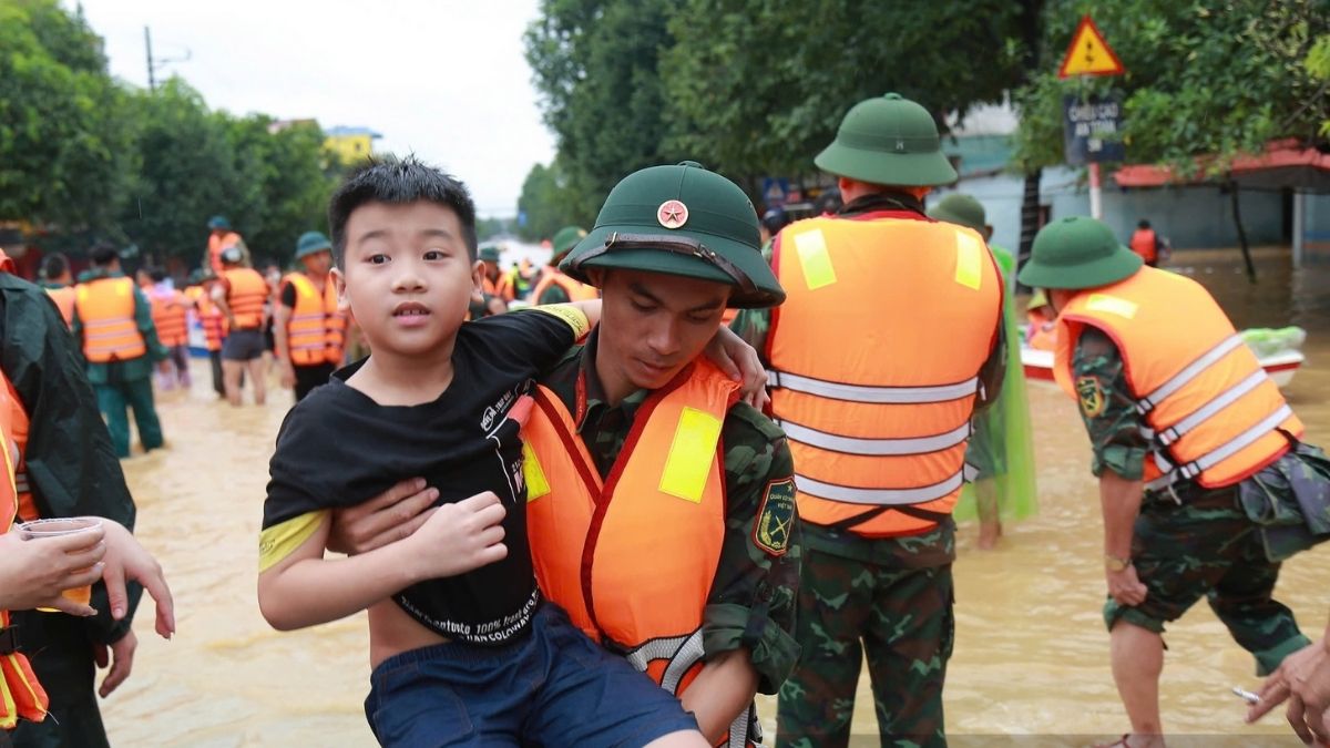 Hình ảnh chú bộ đội cứu người dân anh dũng