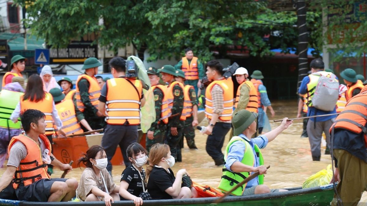 Hình ảnh chú bộ đội chèo thuyền cứu đoàn người dân trong vùng lũ