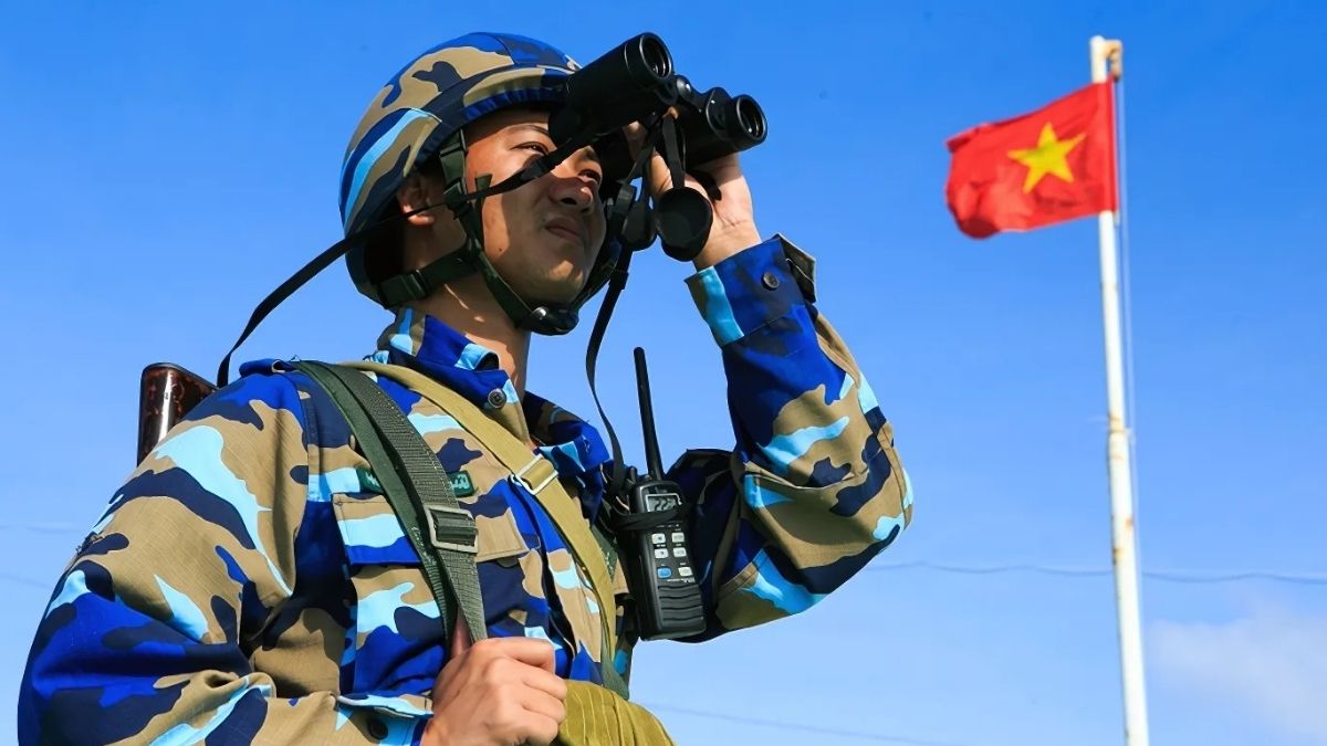 Hình ảnh chú bộ đội đang quan sát vùng biển Việt Nam