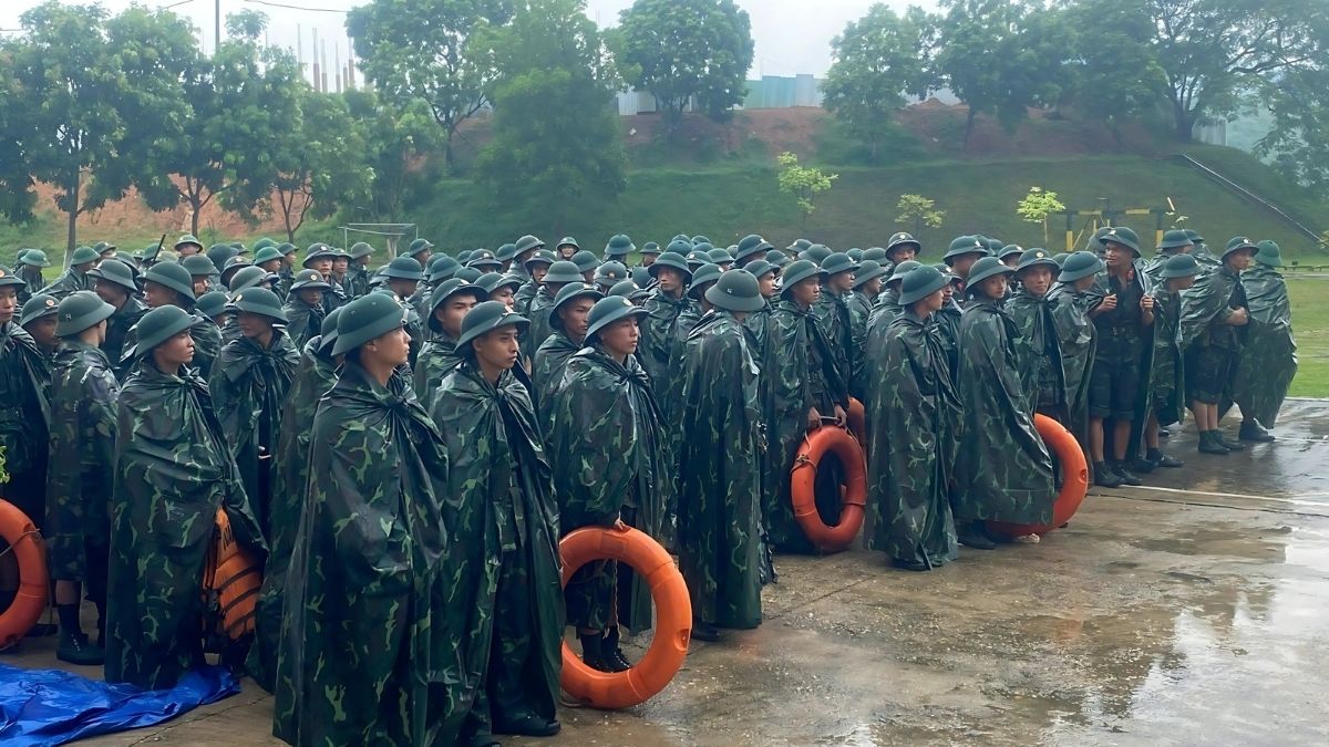 Hình ảnh chú bộ đội đội mưa cứu trợ bà con vùng lũ