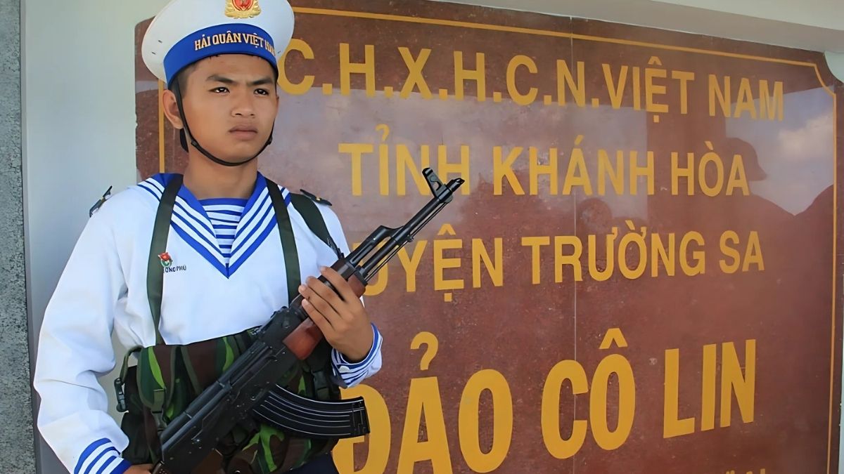 Hình ảnh chú bộ đội đang cầm súng canh gác