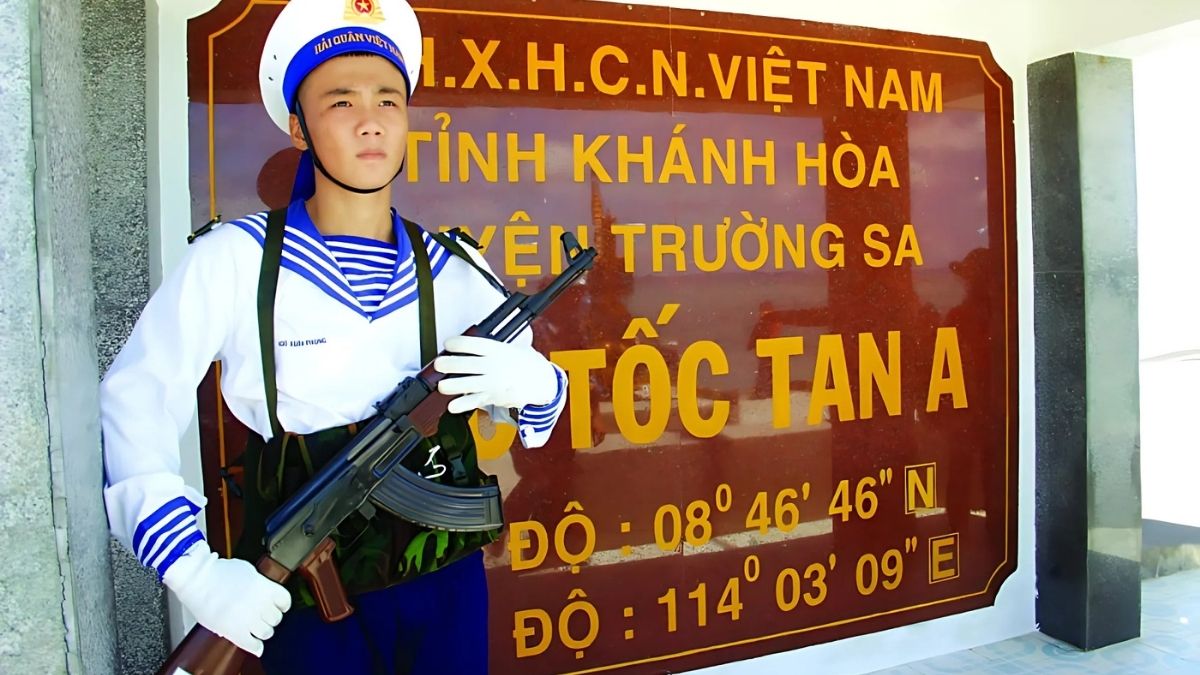 Hình ảnh chú bộ đội đang làm nhiệm vụ tại tỉnh Khánh Hòa