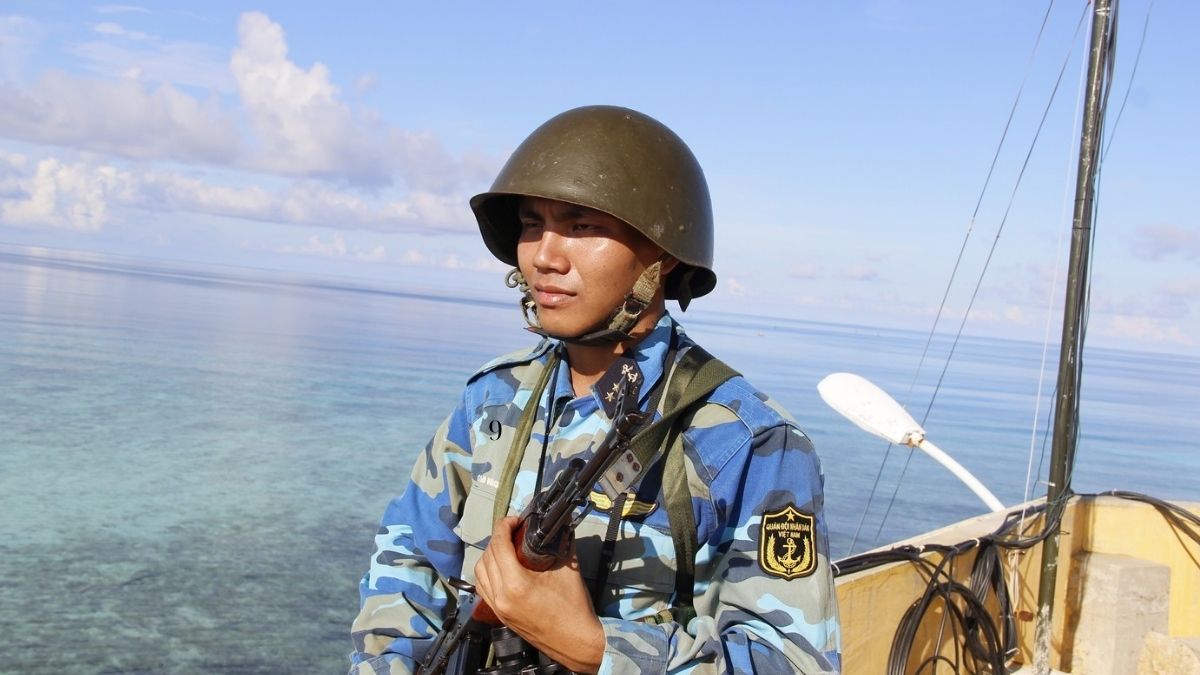 Hình ảnh chú bộ đội đang làm nhiệm vụ trên biển