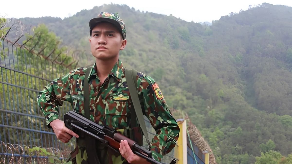 Hình ảnh chú bộ đội cầm súng làm nhiệm vụ