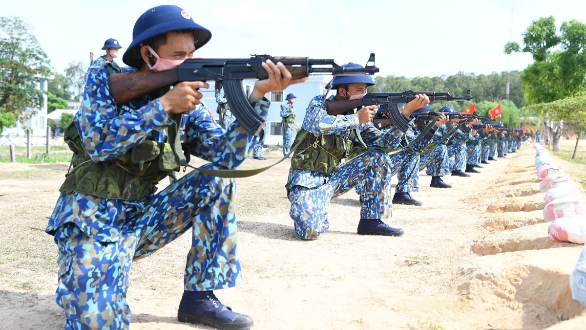 Hình ảnh chú bộ đội đang tập duyệt bắn súng