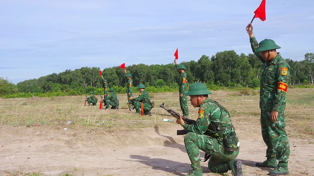Hình ảnh chú bộ đội đang ra lệnh bắn súng