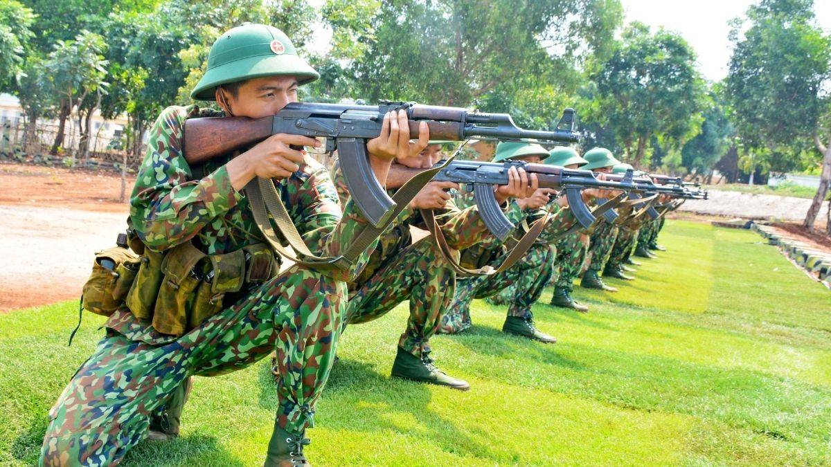 Hình ảnh chú bộ đội tập duyệt bắn súng