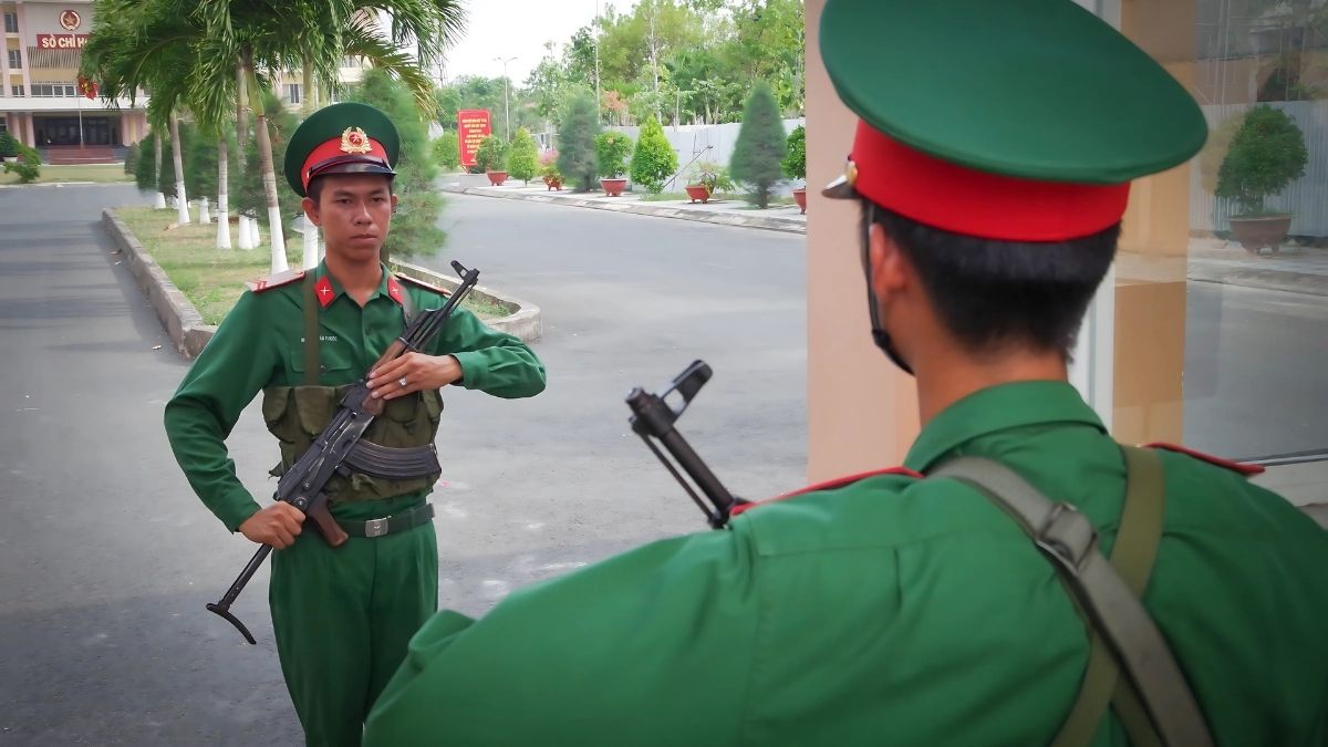 Hình ảnh chú bộ đội chào nhau nghiêm chỉnh