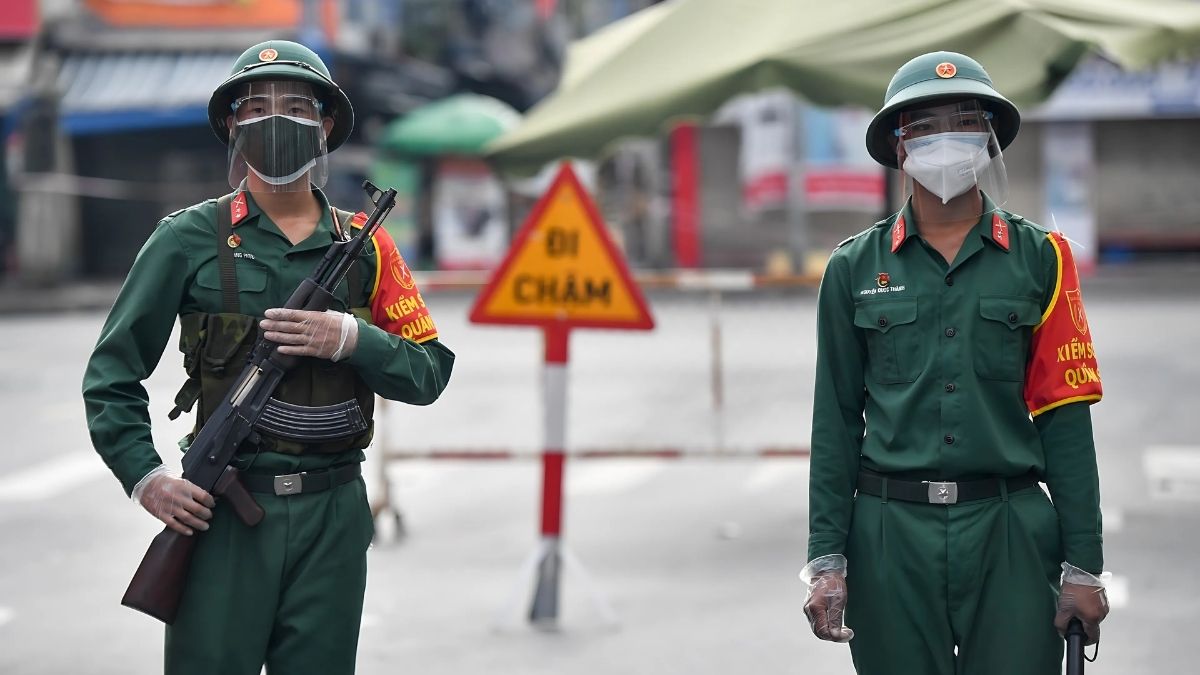 Hình ảnh chú bộ đội trong phòng chống dịch