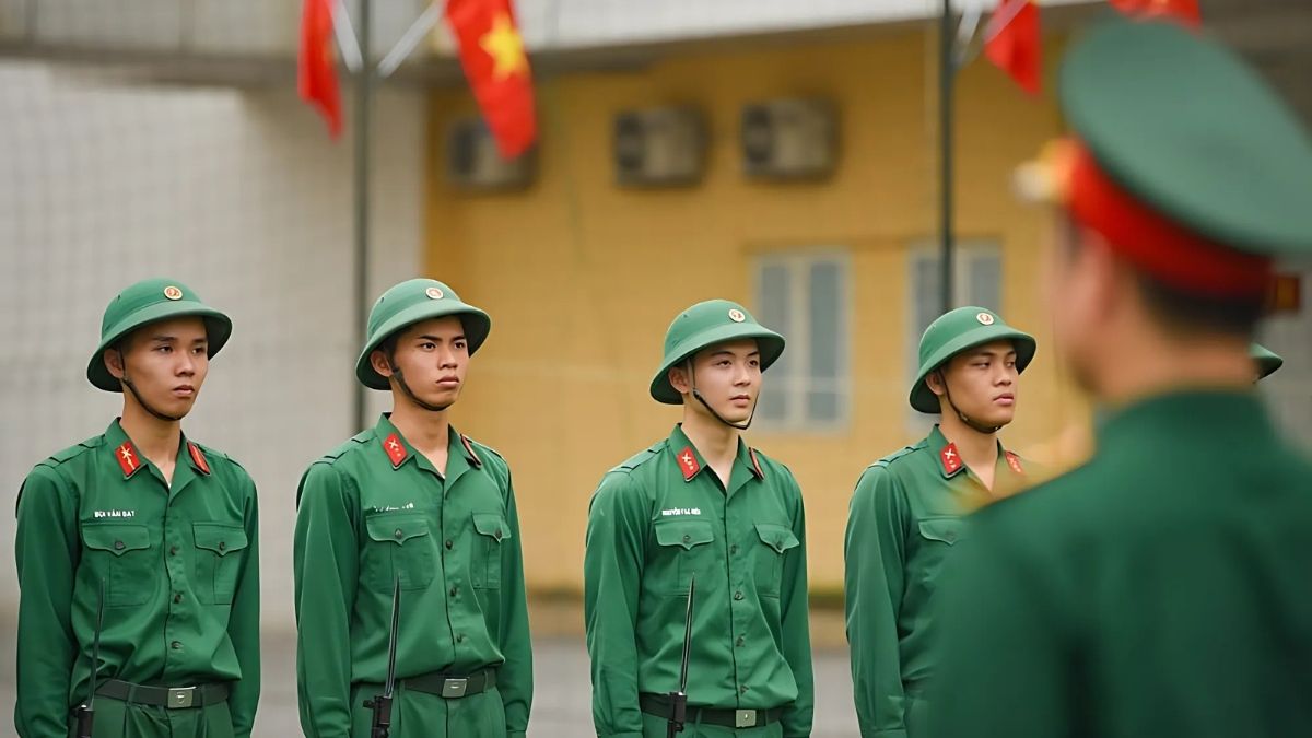 Hình ảnh chú bộ đội nghiêm chỉnh chờ nghe lệnh