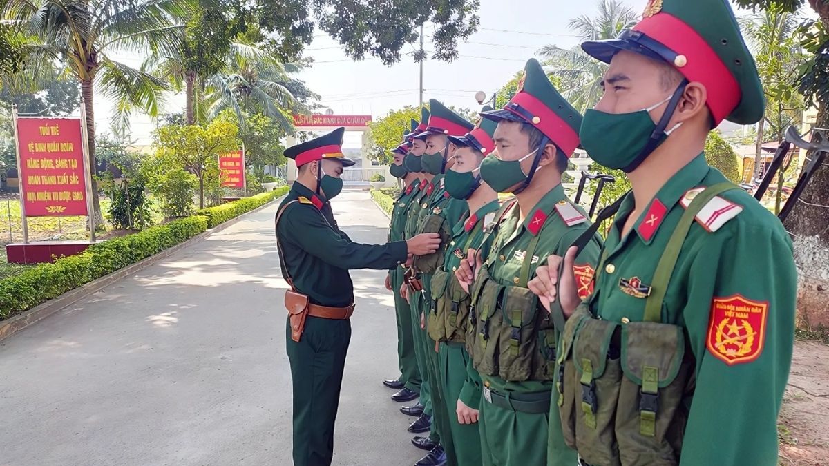 Hình ảnh chú bộ đội được chỉ huy chỉnh tề trang phục