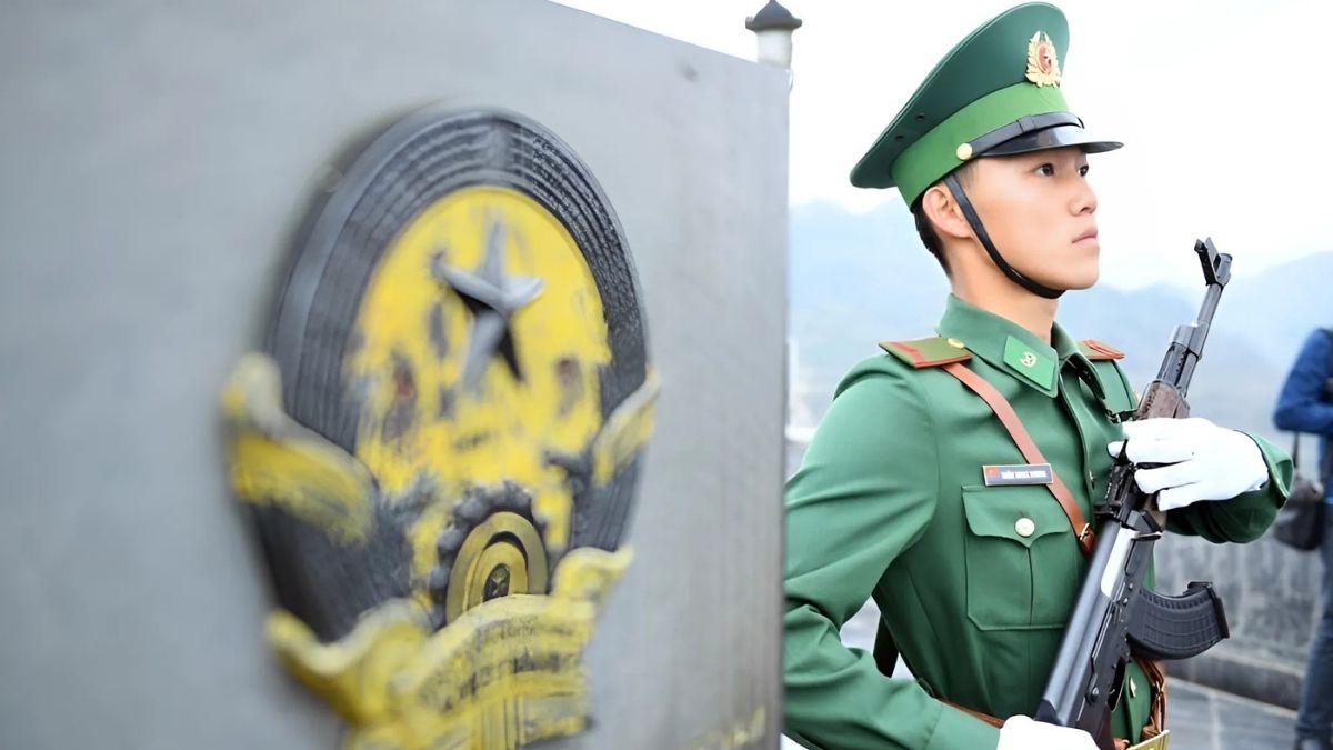 Hình ảnh chú bộ đội đứng gác trang nghiêm