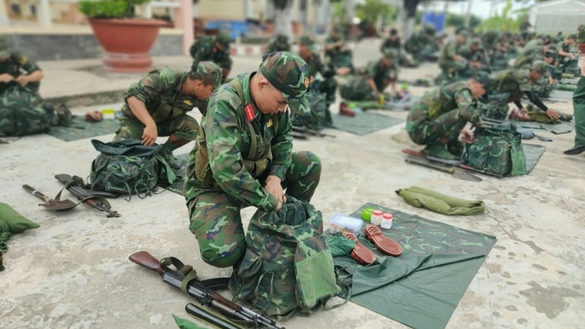 Hình ảnh chú bộ đội đang chuẩn bị đồ dùng