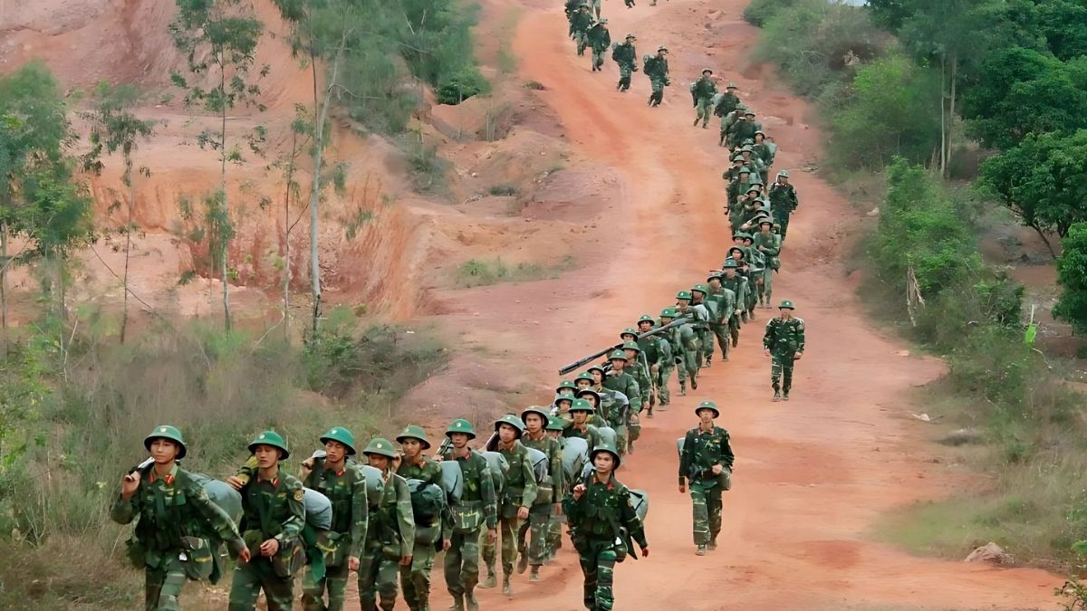 Hình ảnh chú bộ đội hành quân trên con đường sỏi đá