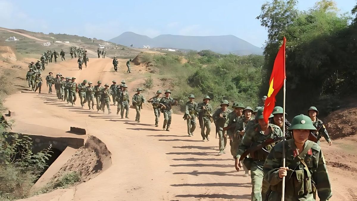 Hình ảnh chú bộ đội hành quân trong tiết trời nắng oi ả